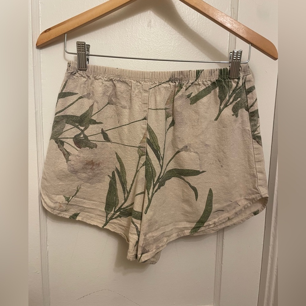 Lisa Says Gah|| Floral Linen Floral Shorts, Size Small - Picture 4 of 8